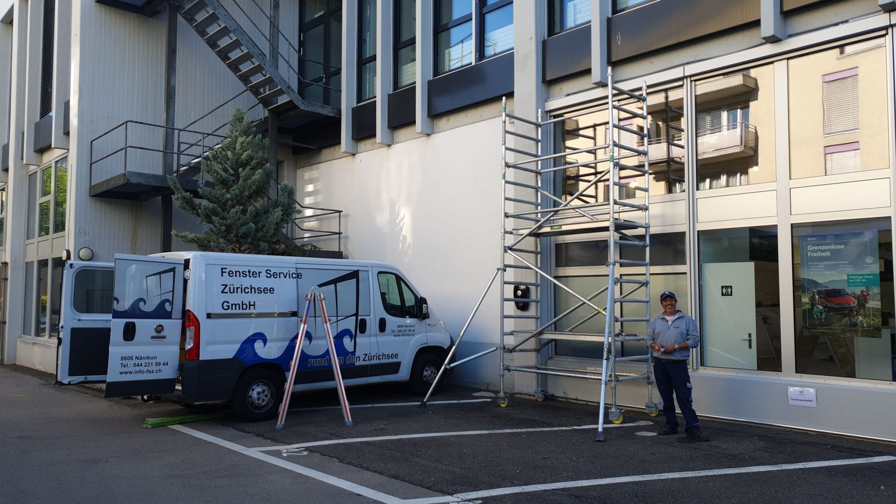 Servicewagen und Rollgerüst vor einer Gewerbefassade