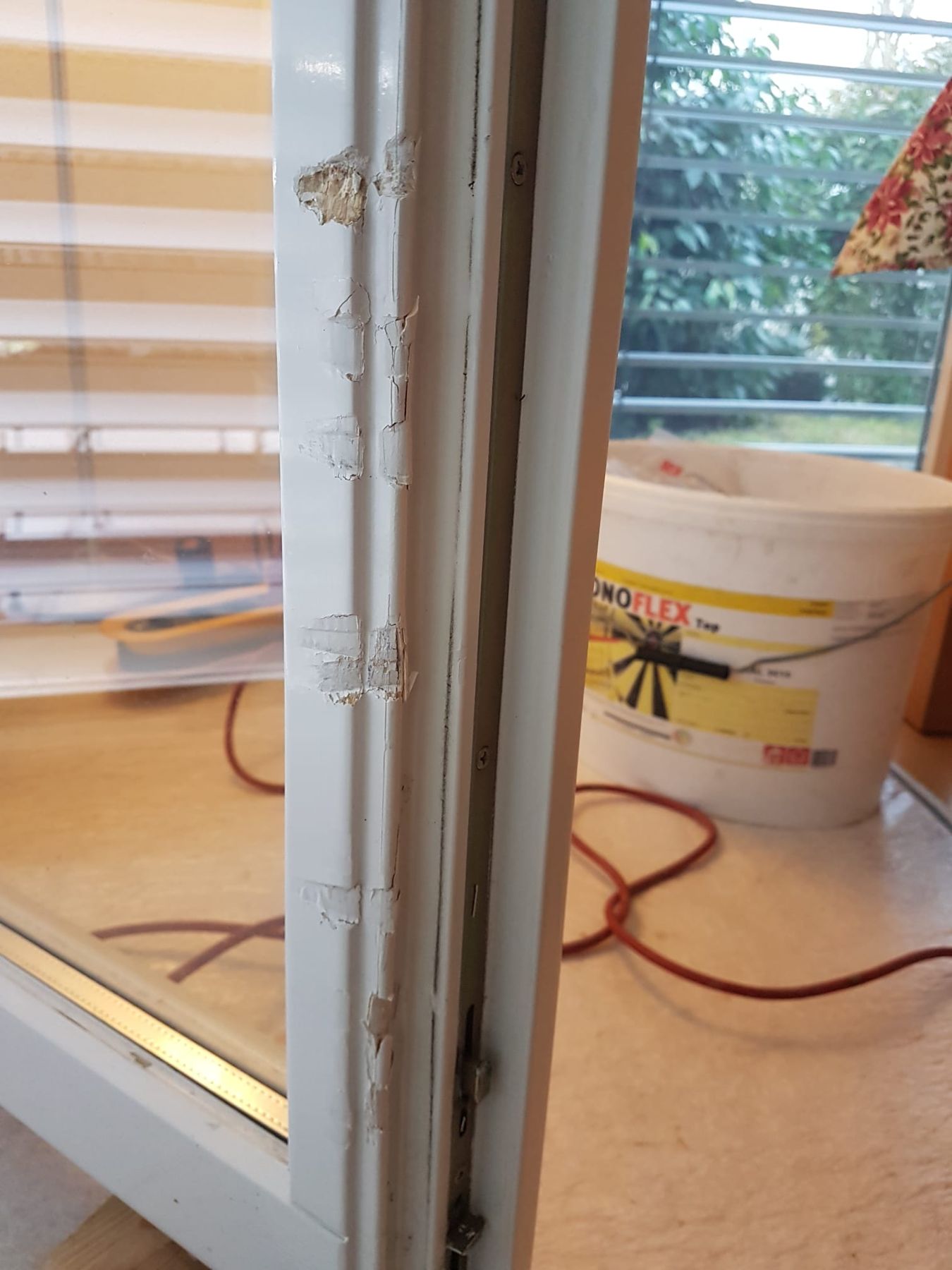 Geöffneter Fensterflügel mit beschädigtem Rahmen während der Reparatur