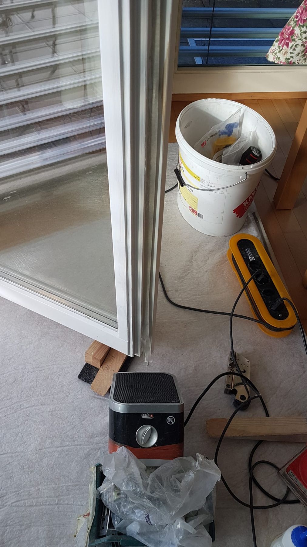 Ausgehängter Fensterflügel mit Werkzeug auf der Baustelle